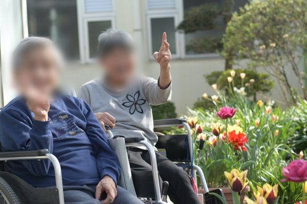 花と楽しむ人々の庭