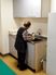 調理中の高齢者