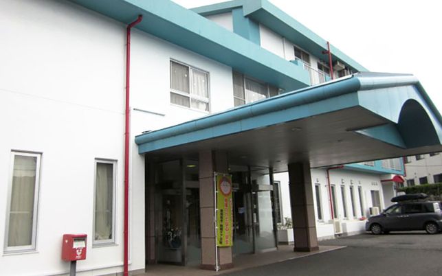 青い屋根の建物の外観