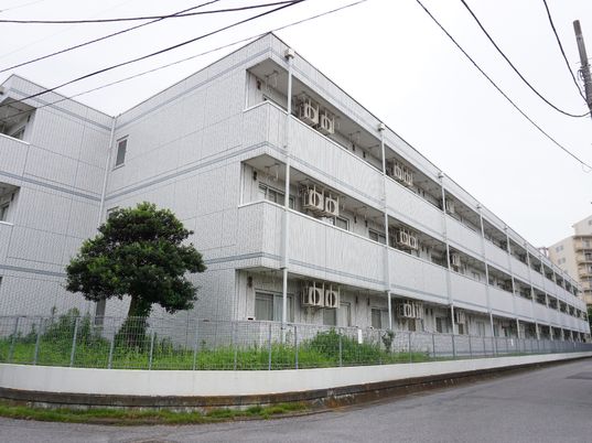 白い外壁の建物外観