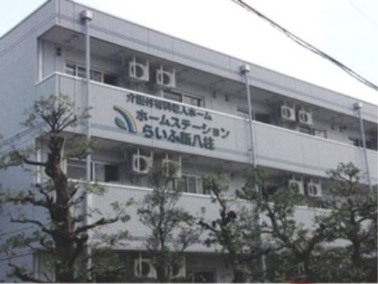 外観の建物と緑