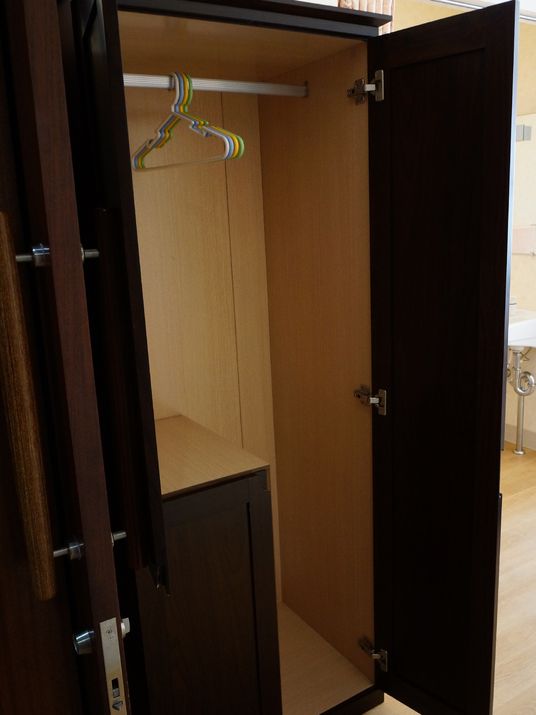 開いた木製クローゼット