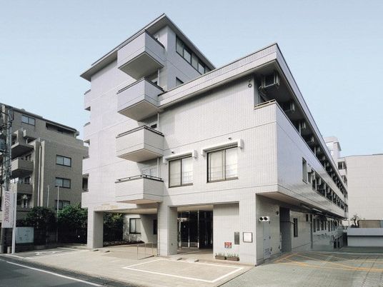 明るく清潔な建物の外観