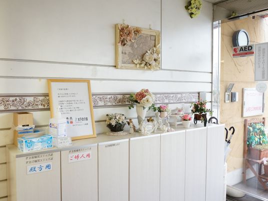 受付の花と掲示物