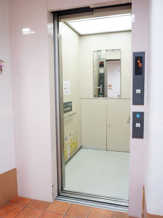 昇降機能付きの窓口