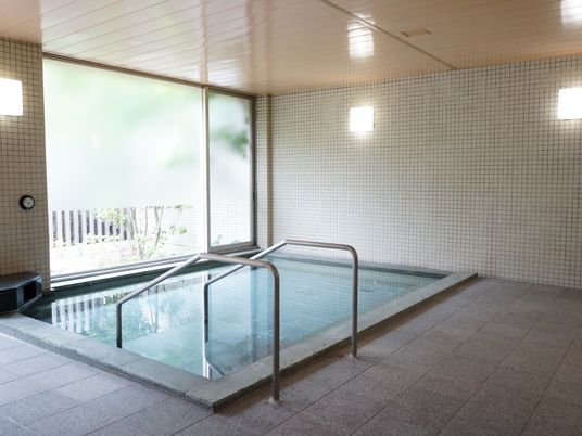 明るい浴室と窓外の自然