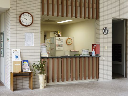受付カウンターと時計