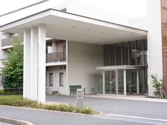 明るい施設のエントランス