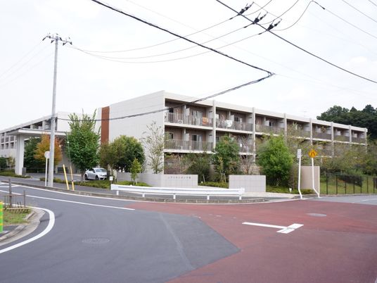 施設の外観と緑