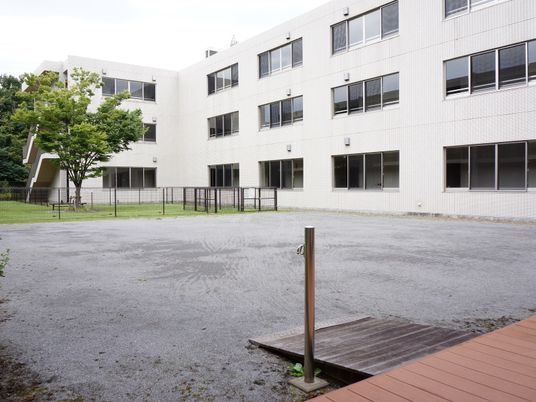 広々とした施設の中庭