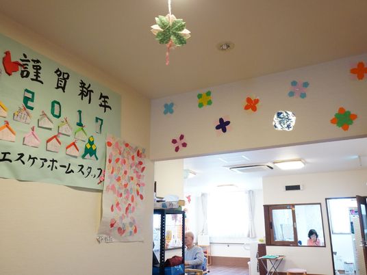 多彩な壁飾りの共用スペース