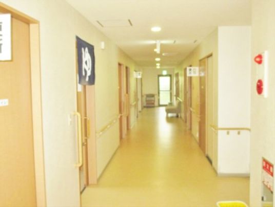 明るく清潔な廊下