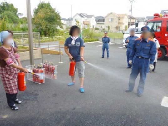 消火訓練実施する人々