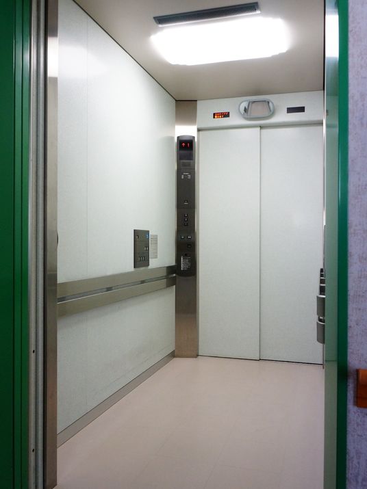 清潔なエレベーター内観