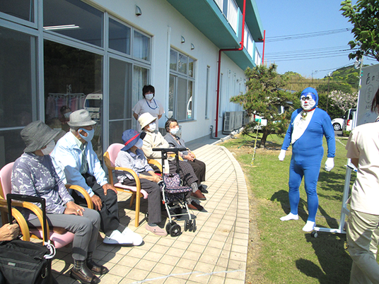 人が集まる庭