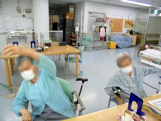 体操をする方々の部屋