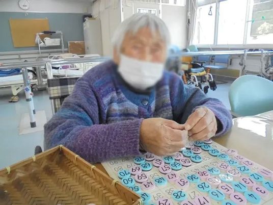 手作業をする人の様子