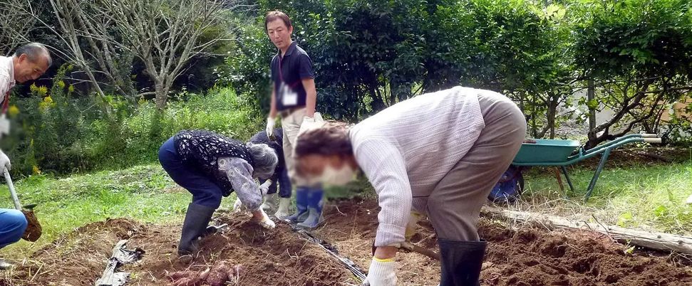 屋外作業をする人々