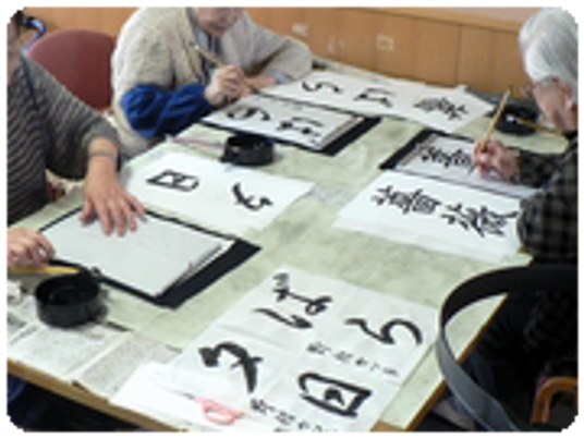 穏やかな書道活動の様子
