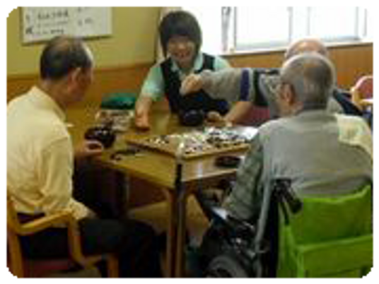 テーブルに集まる人々
