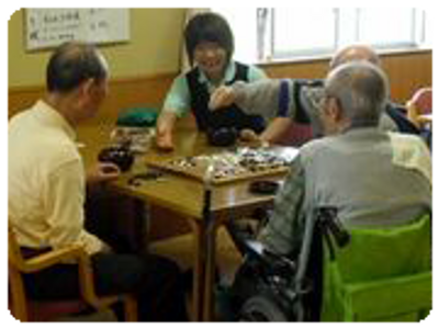 テーブルに集まる人々