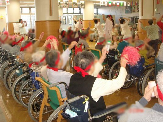 活気ある室内の様子