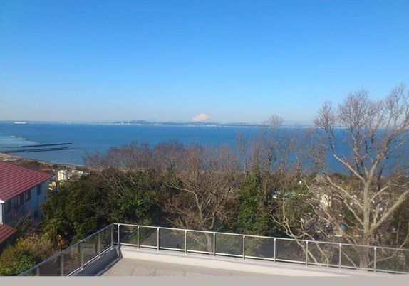 広がる海の眺望がある屋上  