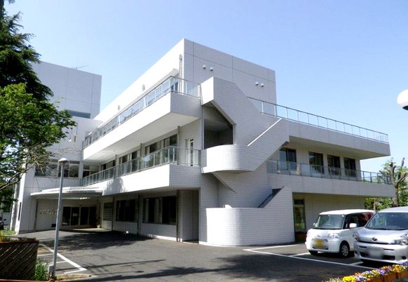 白い建物の外観