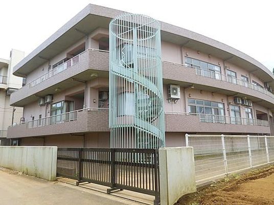 スパイラル階段付き建物外観