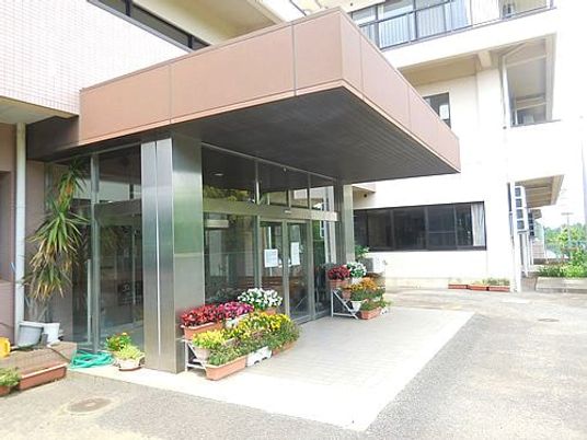 花が飾られた玄関