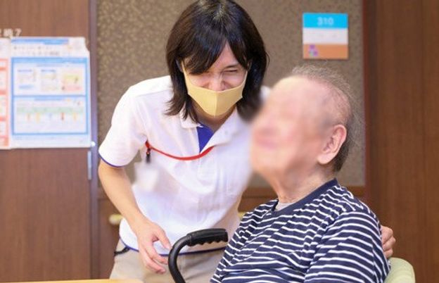 話すスタッフと入居者