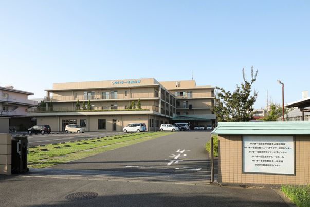 広い駐車場の外観