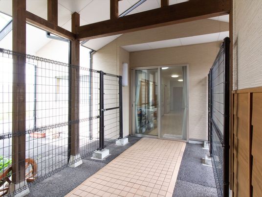明るいエントランス通路