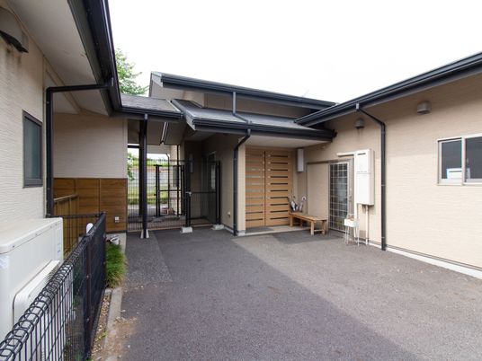 広々したエントランスの外観