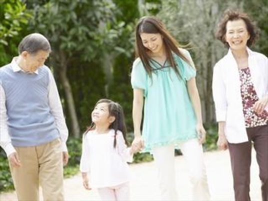 笑顔で散歩する人々