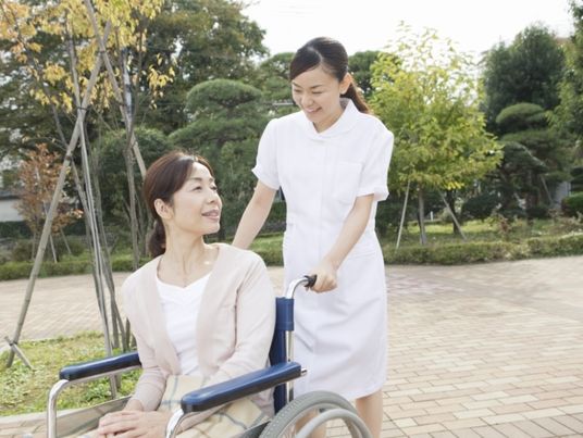車椅子の利用者とスタッフ
