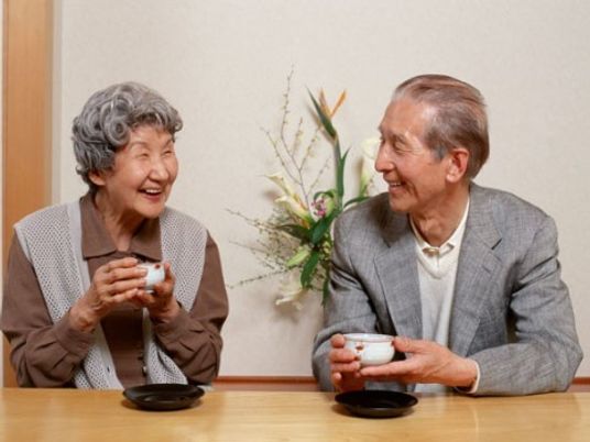 笑顔でお茶する高齢者二人