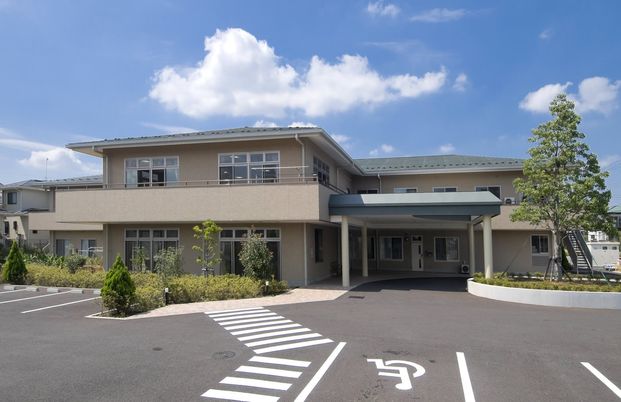 広い敷地と建物の外観