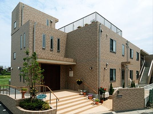 清潔感のある建物エントランス