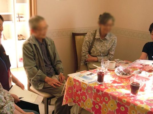 複数人集う食卓風景