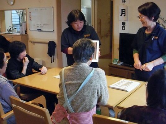 活動する人々の多目的室