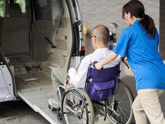 車椅子の男性と介助者のエントランス