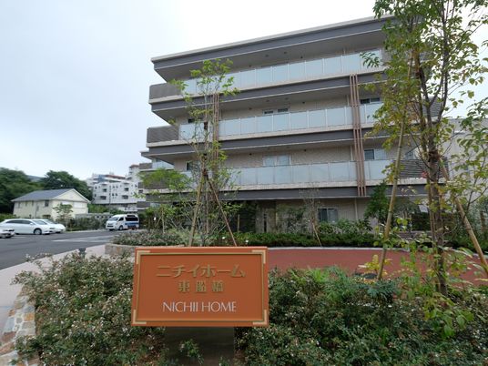 現代的な建物の外観