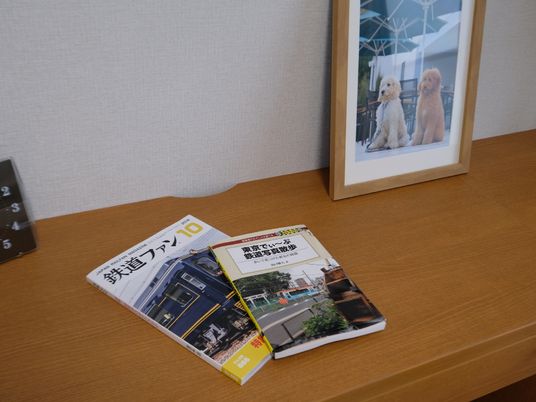 机上の雑誌と写真立て