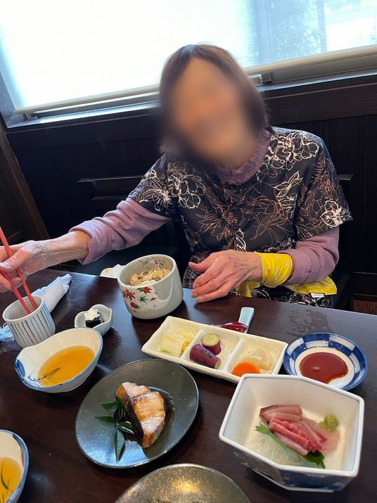 食事を楽しむ女性