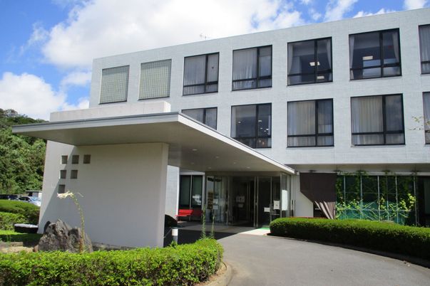 白い建物の外観