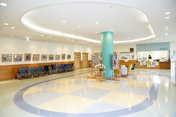 広々とした明るいロビー