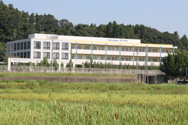 自然に囲まれた外観
