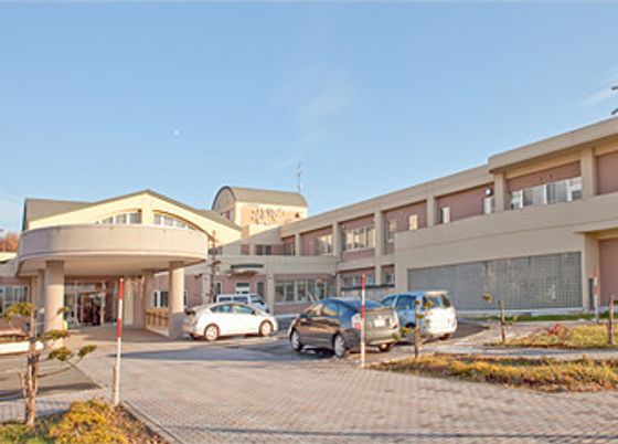 駐車場のある建物外観