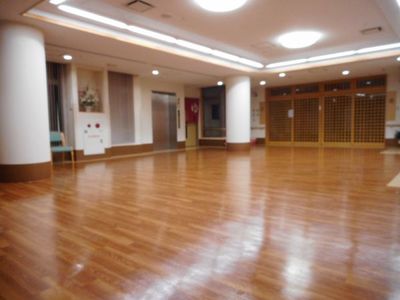 広い木目調の部屋